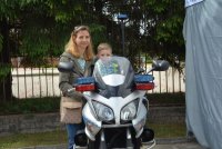 Dziecko na motocyklu służbowym.