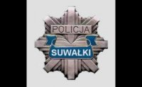 Odznaka policyjna z napisem SUWAŁKI.
