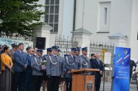 Komendant Miejski Policji w Suwałkach wita zebranych gości.