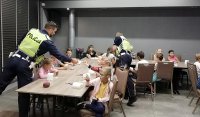 Policjanci z RD prowadzą spotkanie z grupą dzieci