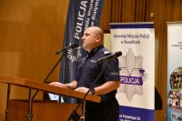 Komendant Wojewódzki Policji przemawia na mównicy.