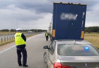 Policjanci RD kontrolują pojazd ciężarowy