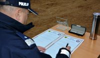 Komendant Wojewódzki Policji w Białymstoku podpisuje akt erekcyjny