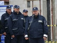Komendant Wojewódzki Policji w Białymstoku przemawia, w tle policjanci