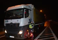 Policjantka sprawdza trzeźwość kierowcy samochodu ciężarowego