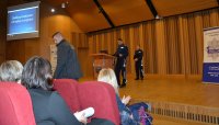 W sali zebrani słuchacze, przemawia Komendant Miejski Policji w Suwałkach