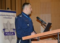 W sali przemawia Komendant Miejski Policji w Suwałkach