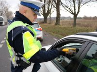 Policjant z WRD bada stan trzeźwości kierowcy