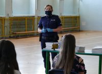 Policjantka z WP rozmawia z młodzieżą w szkole