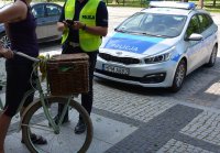 Policjant WRD kontroluje rowerzystę