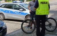 Policjant WRD kontroluje rowerzystę