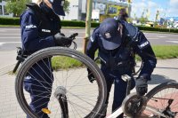 Policjanci podczas kontroli roweru