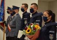 Nowo przyjęci Policjanci oraz Sztandar Komendy Miejskiej Policji w Suwałkach