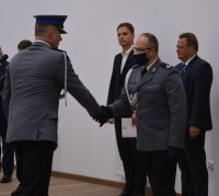 Zastępca Komendanta Miejskiego Policji w Suwałkach składa meldunek Komendantowi Miejskiemu Policji w Suwałkach