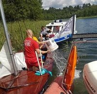 Pomoc policjantów i ratowników WOPR na jeziorze