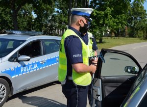 Policjant kontroluje pojazd