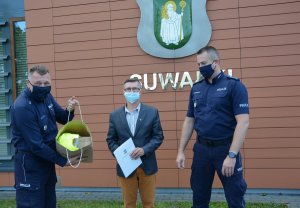 Wójt Gminy Suwałki i I Zastępca Komendanta Miejskiego Policji w Suwałkach i naczelnik WP pod budynkiem UG- przekazanie odblasków.