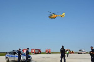 Helikopter na niebie policjanci zabezpieczają działania