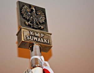 Fragment sztandaru, orzeł, napis: KMP Suwałki