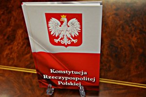 Konstytucja Rzeczypospolitej Polskiej ustawiona na stole