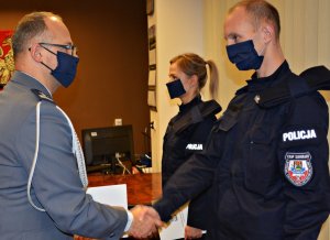Komendant gratuluje nowemu policjantowi, uścisk dłoni