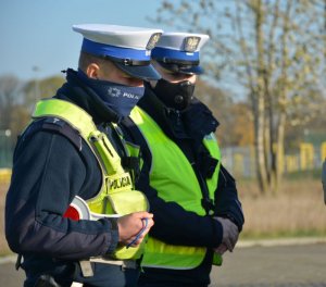 Dwóch policjantów wydziału ruchu drogowego