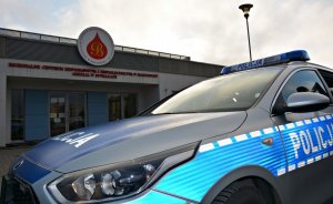 Policyjny radiowóz pod Centrum Krwiodawstwa i Krwiolecznictwa w Suwałkach