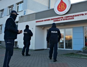 Policjanci pod Centrum Krwiodawstwa i Krwiolecznictwa w Suwałkach
