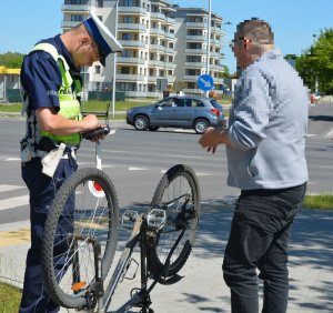 Policjant podczas kontroli roweru