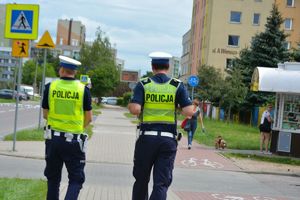 Policjanci idący chodnikiem