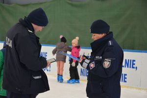 Policjanci zorganizowali zajecia na lodowisku