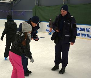 Policjanci zorganizowali zajecia na lodowisku
