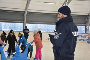 Policjanci z dziećmi na lodowisku